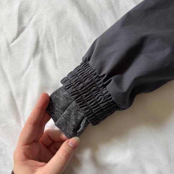 Lululemon Windbreaker Jacket with Soft Lining Size 2 - Picture 3 of 9